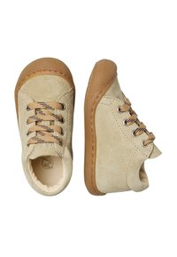 Scarpe in suede beige con suole in gomma marrone, dotate di lacci marroni e dettagli testurizzati. Design a punta arrotondata e bassa per un uso informale.