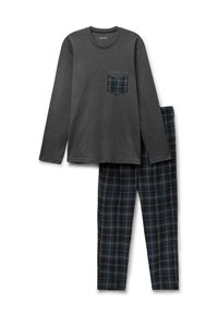 Camisa de pijama gris de manga larga con un bolsillo en el pecho; combinada con pantalones a cuadros en tonos azul, negro y gris, que tienen una textura suave y una cinturilla elástica.