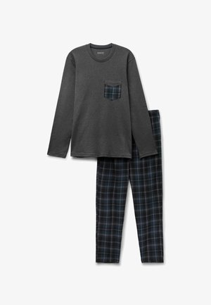 Camisa de pijama gris de manga larga con un bolsillo en el pecho; combinada con pantalones a cuadros en tonos azul, negro y gris, que tienen una textura suave y una cinturilla elástica.
