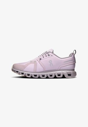 Lichtpaarse sport schoenen met een mesh bovenwerk, een ronde neus en een flexibele zool met gevoerde uitsparingen. Subtiel logo aan de zijkant.