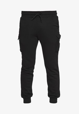 Pantalones deportivos negros hechos de tela suave, con cintura ajustable con cordón, bolsillos laterales tipo cargo y puños acanalados en los tobillos.