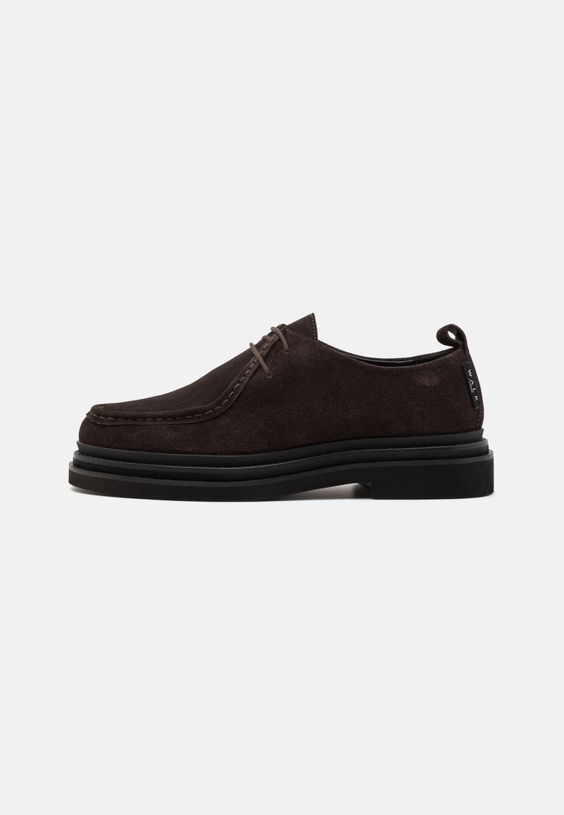 Chaussure habillée pour homme en daim brun foncé, avec lacets, semelle épaisse noire et languette à l'arrière, vue de profil sur un fond clair uni.