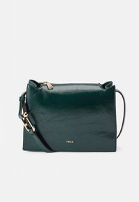 Grøn læder crossbody-taske med en skinnende finish, guld hardware-detaljer og en aftagelig rem. Har mærkenavnet "Furla" præget på forsiden.