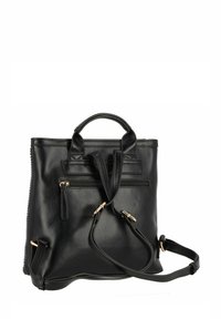 Borsa nera in pelle di tipo zaino con due manici, una tasca frontale con zip e una tracolla rimovibile. Presenta una texture liscia e hardware color oro.