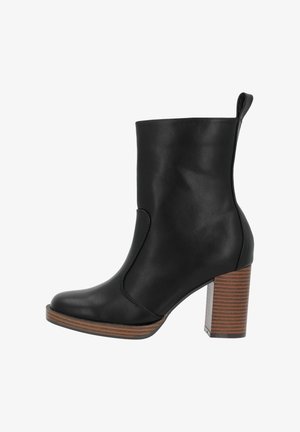 Czarne skórzane botki za kostkę z okrągłym noskiem, teksturowanym wykończeniem i słupkowym, drewnianym obcasem. Posiadają uchwyt do wygodnego zakładania.