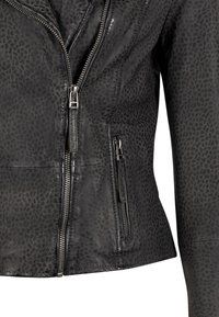 Schwarze Lederjacke mit Leopardenmuster, ausgestattet mit mehreren Reißverschlüssen und einem taillierten Schnitt. Weiche Textur mit eleganten Metallakzenten.