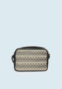 Borsa a tracolla rettangolare nera e crema con motivo geometrico intrecciato, dettagli in pelle liscia e chiusura con zip. Cinghia regolabile inclusa.