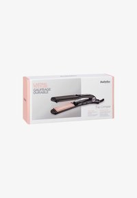 BaByliss The Crimper in schwarzem und roségoldenem Verpackungsdesign verfügt über ein gebogenes Design, drei beheizte Platten und Etiketten, die schnelle Ergebnisse und Styling detaillieren.