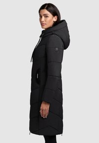 Cappotto lungo imbottito nero con cappuccio, caratterizzato da motivi a rombi diagonali e una zip frontale, con un patch logo sul manica.