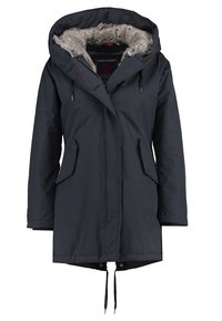 Granatowa kurtka parka z kapturem podszytym sztucznym futrem, zapięciem na zamek z przodu, dwoma bocznymi kieszeniami, regulowanym ściągaczem w talii oraz elastycznymi mankietami.