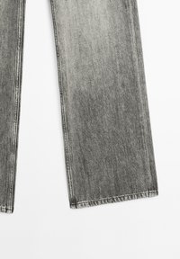 Jeans wide-leg in denim grigio con una finitura sbiadita, orli grezzi e cuciture a contrasto. La texture del tessuto appare robusta e leggermente usurata.