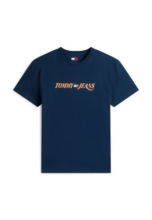 Navyblauw T-shirt met korte mouwen, met de tekst "TOMMY JEANS" en een klein rood, wit en blauw vlaglogo centraal op de borst.