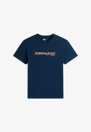 Tumesinine lühikeste varrukatega T-särk, millel on rinnal keskel tekst "TOMMY JEANS" ja väike punane, valge ning sinine lipu logo.
