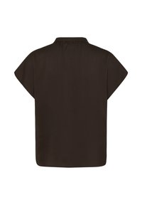 Braune Bluse mit kurzen Ärmeln, einem hohen Kragen, glatter Textur und lockerem Sitz, mit einer dezenten Raffung am Rücken.