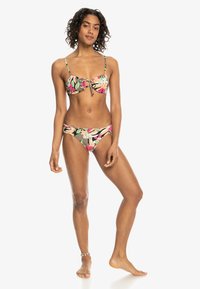 Bikini deux pièces à motif floral, comprenant un haut à bonnets souples avec un détail à nouer et un bas taille basse, fabriqué en tissu léger et extensible.