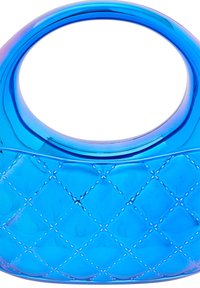 Translucent blå handväska med rundade handtag, diamantquiltad struktur och subtil lyster, tillverkad av ett slätt plastmaterial.