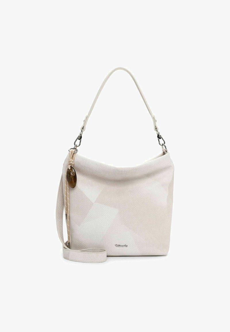 Sac d'épaule texturé crème avec bandoulière détachable, fermoirs métalliques et pendentif décoratif marron sur le côté.
