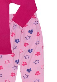 Top a maniche lunghe rosa con pantaloni da pigiama abbinati, caratterizzati da un motivo di impronte a zampa rosa e viola e stelle su uno sfondo rosa chiaro.