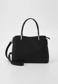 Bolso de mano de cuero negro texturizado con asas dobles, correa de hombro desmontable y herrajes plateados sobre un fondo blanco liso.