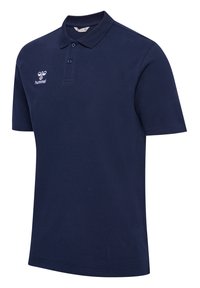 Granatowa koszulka polo wykonana z ribbowanej tkaniny; posiada trójrzędowy zamek, krótkie rękawy oraz haftowane logo na piersi.