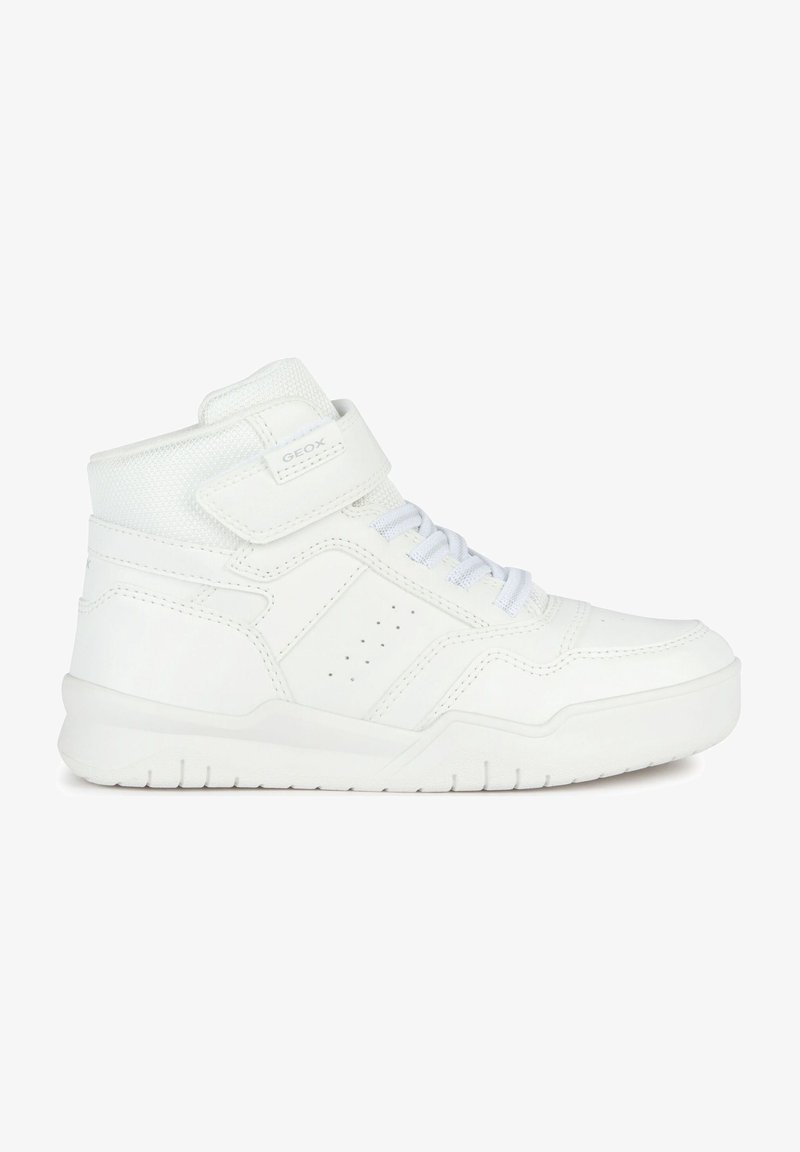Baskets montantes en cuir blanc et mesh, avec des perforations pour la respirabilité, une bride à Velcro, et une semelle texturée.