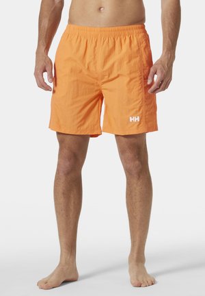 Shorts de baño naranjas con cintura elástica, presentando un logo blanco en la parte inferior izquierda. El material parece suave y ligero.
