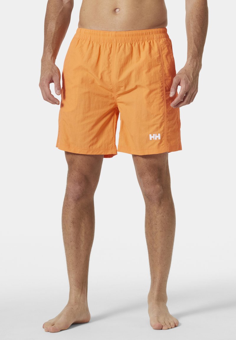 Oranžové plavky s elastickým pasem, na dolní levé straně s bílým logem. Materiál vypadá hladce a je lehký.