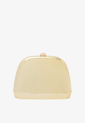 Metaliczna złota kopertówka z textured wzorem w diamenty, zaokrąglony górny brzeg i zapięcie w złotym odcieniu. Kompaktowy prostokątny kształt, gładka powierzchnia.