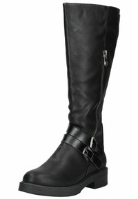 Bota de cuero negro hasta la rodilla con cremallera lateral, diseño estructurado, suela de goma plana y dos hebillas alrededor del tobillo como acento.