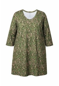 Groene tuniek met een V-hals en driekwartmouwen, met een geometrisch patroon in lichtroze. Gemaakt van zachte stof met een losse pasvorm.