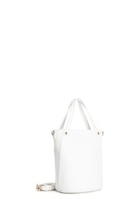 Borsa tote in pelle bianca con manici doppi e una tracolla removibile. Caratterizzata da hardware dorato e una finitura liscia e strutturata.