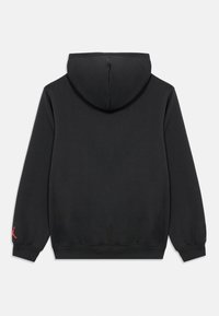 Μαύρο φούτερ με κουκούλα, με υφή υφάσματος. Διαθέτει ριμπ μανσέτες και στρίφωμα, και κόκκινη λεπτομέρεια λογότυπου στο αριστερό μανίκι.