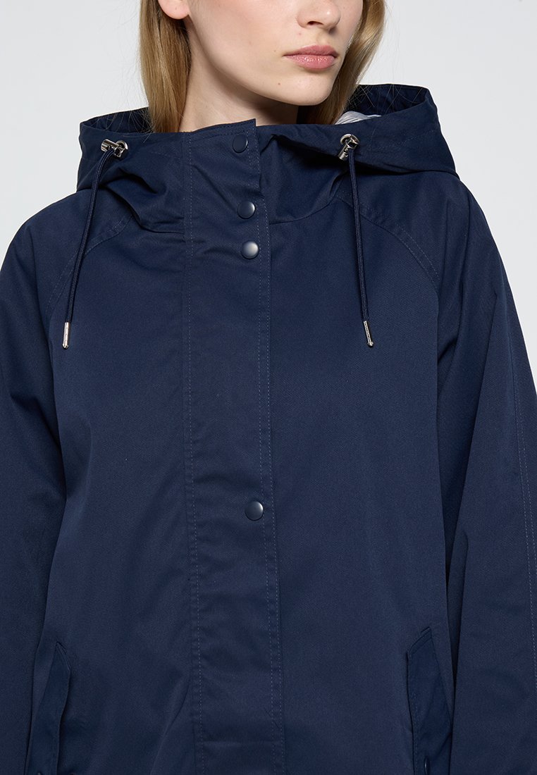 Dunkelblaue wasserfeste Jacke mit Kapuze, Kordelzug, Druckknöpfen und Seitentaschen. Glatte Textur mit einem lässigen Schnitt.