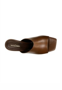 Sandale en cuir brun avec un bout carré et une large sangle. Design minimaliste, texture lisse et marquage sur la semelle intérieure.