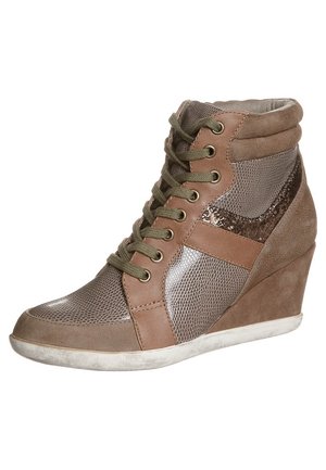 Wysoka koturnowa sneaker w kolorze taupe z przodem na sznurowadła, mieszanką zamszu i fakturowanych paneli syntetycznych oraz białą gumową podeszwą.