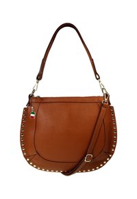 Braune Lederhandtasche mit glatter Textur, geschwungener Form, goldfarbigen Hardware-Accents und Nietenverzierungen entlang der Kanten. Inklusive abnehmbarem Tragegurt.