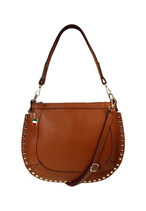 Braune Lederhandtasche mit glatter Textur, geschwungener Form, goldfarbigen Hardware-Accents und Nietenverzierungen entlang der Kanten. Inklusive abnehmbarem Tragegurt.