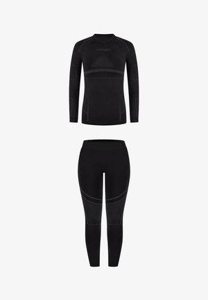 Musta urheiluasusarja, joka sisältää pitkähihnaisen paidan ja istuvat leggingsit. Suunnittelussa on teksturoituja paneleita ja kontrastina harmaat yksityiskohdat.