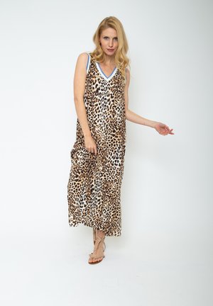 Maxikleid mit Leopardenmuster, V-Ausschnitt und blauer Borte; leichtes Gewebe mit fließender Silhouette; kombiniert mit beigen Riemchensandalen.