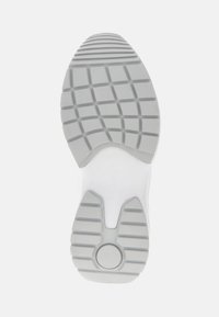 Suola della scarpa realizzata in gomma grigia, con una texture a rete per garantire grip. Presenta una rientranza circolare sul tallone e un bordo liscio.