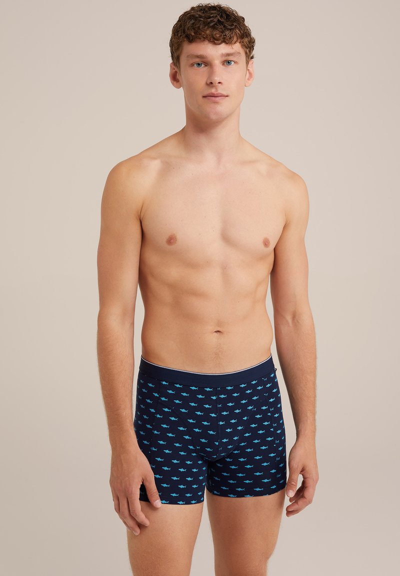 Tumši zili bokseršorti ar tirkīza zivs motīviem, elastīga josta, pieguļošs dizains un mīksta auduma tekstūra.