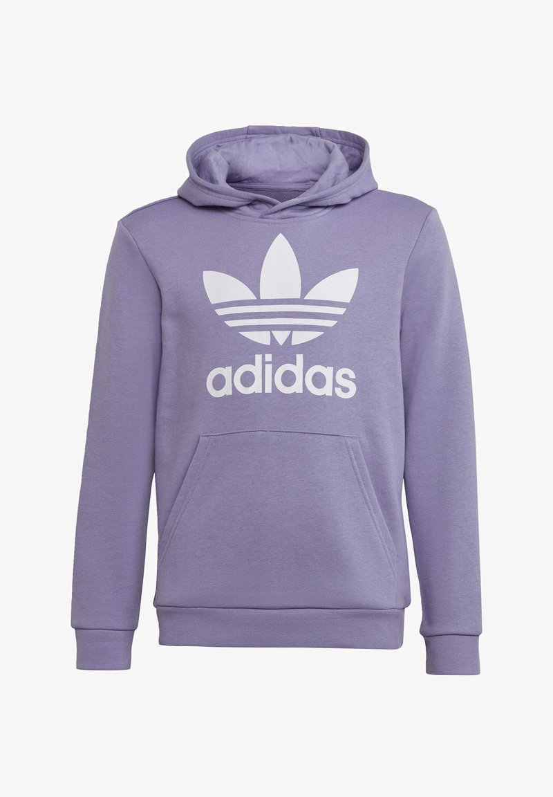 Fialová mikina s kapucí z měkkého materiálu s přední kapsou, na které je velké bílé logo Adidas a tři vodorovné pruhy na logu.
