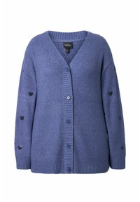 Strikket cardigan i mørkeblå med V-hals, ribbede ærmeender, fem knapper og hjerte-mønstre på ærmerne. Blød tekstur, afslappet pasform.