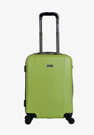Maleta verde de concha dura con un acabado texturizado, mango negro extensible y cuatro ruedas giratorias para facilitar la movilidad. Cuenta con cierre de cremallera.