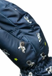 Dunkelblauer Stoff mit kleinen weißen Astronauten- und gelben Sternmustern, gerafft mit elastischen Nähten.