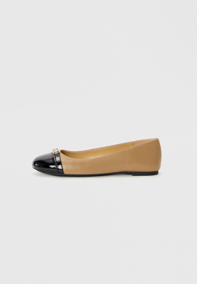 Ballet flat con punta in pelle verniciata nera e corpo in pelle liscia color beige. Presenta un piccolo dettaglio dorato vicino alla punta. Suola piatta per il massimo comfort.