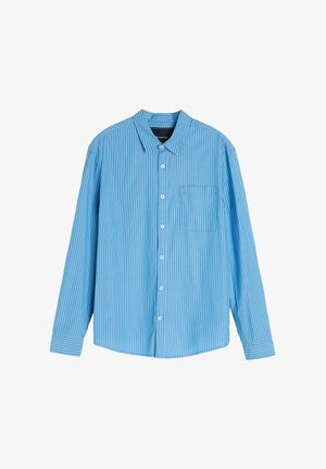 Niebieska koszula z długim rękawem, zapinana na guziki, z pionowymi białymi paskami, kieszonką na piersi i kołnierzykiem typu spread. Wykonana z lekkiego materiału.