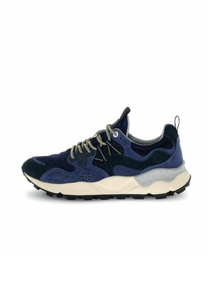 Sneaker blu navy e nera con suola beige, dettagli grigi, lacci con motivo e linguetta sul retro, vista dalla parte esterna.