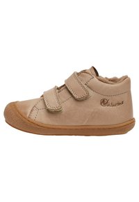 Scarpa per bambini in pelle beige con doppie chiusure a strappo, punta arrotondata, suola in gomma testurizzata e morbida fodera in pelliccia. Logo del brand visibile.