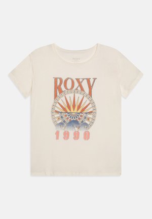 Cremefarbiges T-Shirt aus Baumwolle, mit Roxy-Logo und orangefarbener Sonnenstrahlen- und Wellen-Grafik. Kurze Ärmel, runder Ausschnitt und lässiger Schnitt.
